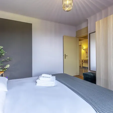Elegant 2br In With Balcony & Wifi アパート