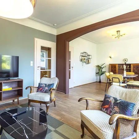 Elegant 2br In With Balcony & Wifi アパート *