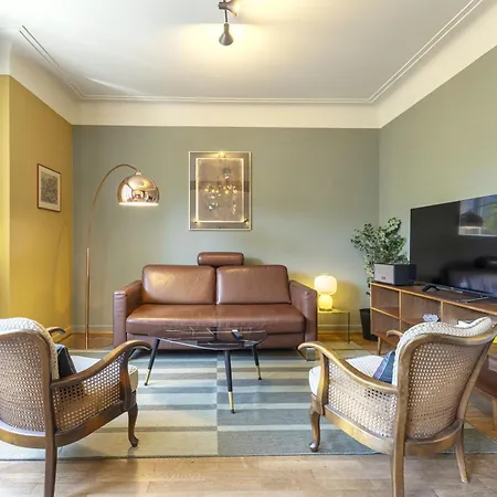 Elegant 2br In With Balcony & Wifi アパート