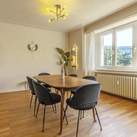 Lägenhet Stylish 2br With Balcony & Views Near Center *