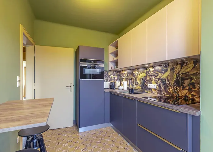 Stylish 2br With Balcony & Views Near Center *