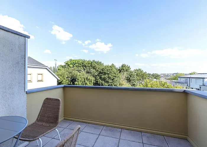 Stylish 2br With Balcony & Views Near Center Apartment