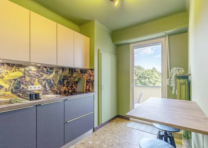 Lejlighed Stylish 2br With Balcony & Views Near Center