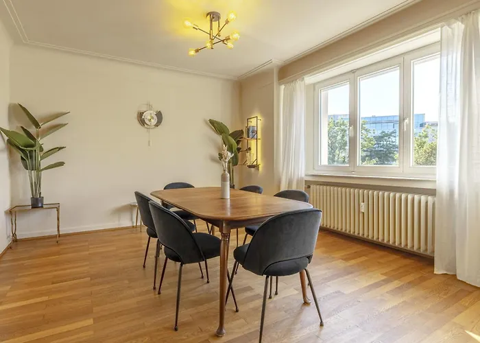 Apartment Stylish 2br With Balcony & Views Near Center *