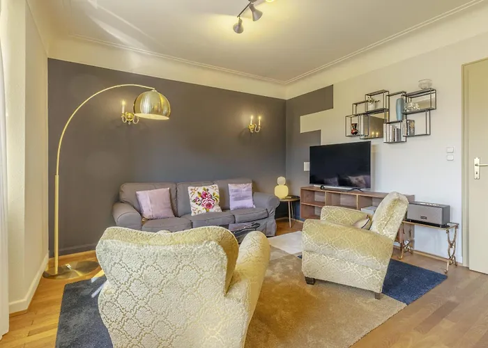 Stylish 2br With Balcony & Views Near Center *