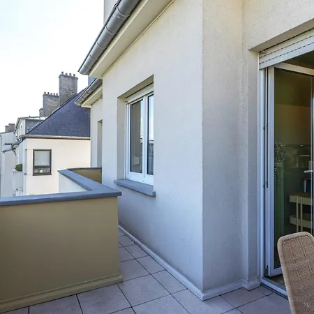 Stylish 2br With Balcony & Views Near Center דירה *