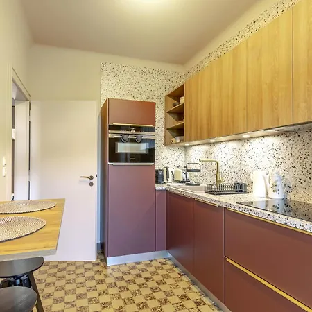 Elegant 2br In With Balcony & Wifi