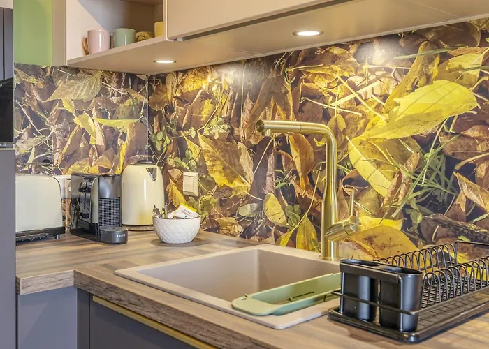 דירה Stylish 2br With Balcony & Views Near Center