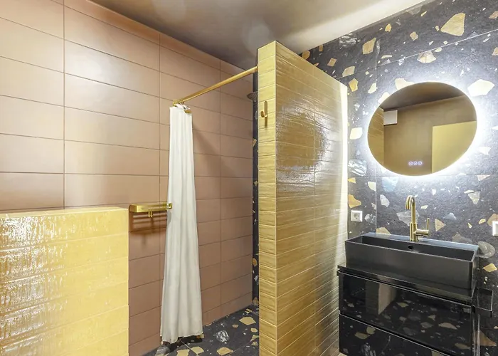 Stylish 2br With Balcony & Views Near Center דירה *