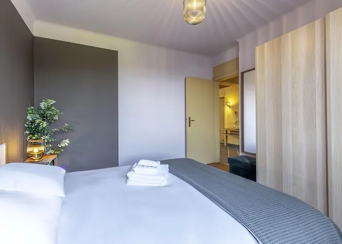 Stylish 2br With Balcony & Views Near Center דירה