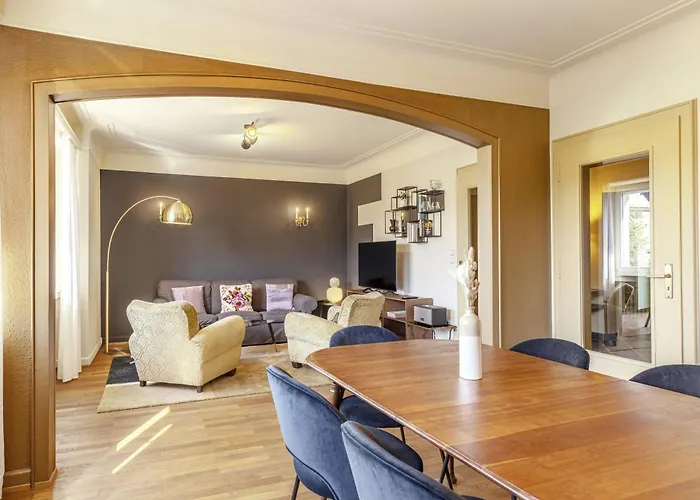 דירה Stylish 2br With Balcony & Views Near Center *